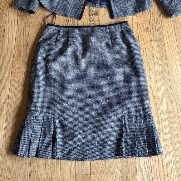 Le Suit 8 Petite Black and White Notch Neck Skirt Suit - Picture 2 of 2